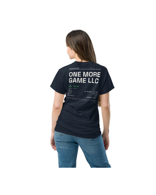 Granatowa koszulka One More Game LLC — na modelu
