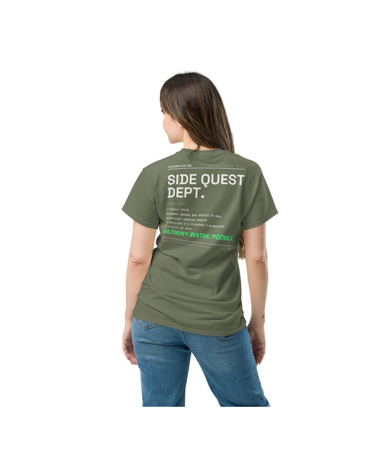 Zielona koszulka Side Quest Dept. — na modelu